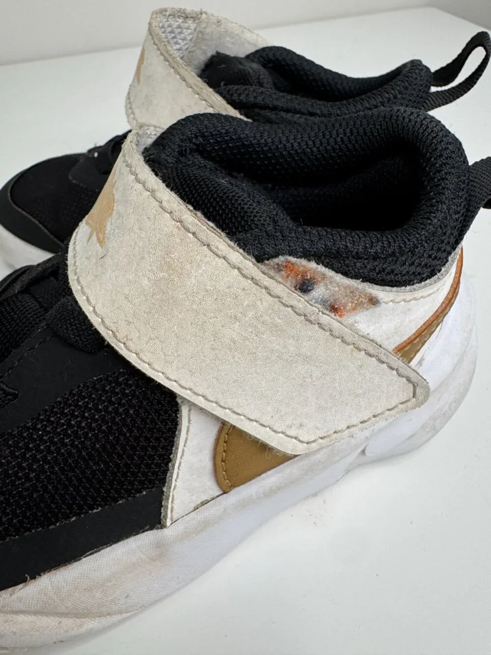 Nike Team Hustle D10 Baby Shoes Boys 8C Black White Hook and Loop Strap Leather